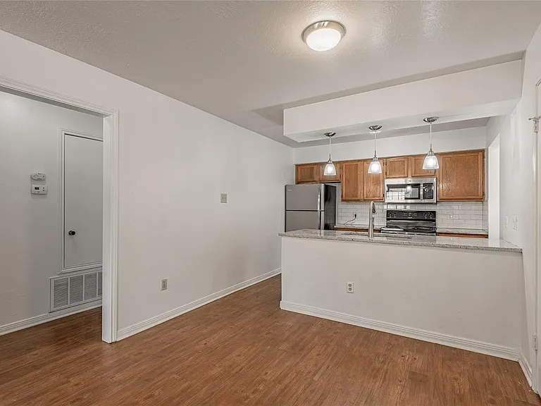 2402 Sycamore Ave #E1 — Photo 8
