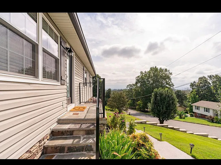 911 Crest Dr — Photo 43