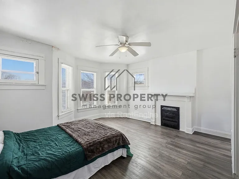 2209 Summit St — Photo 4