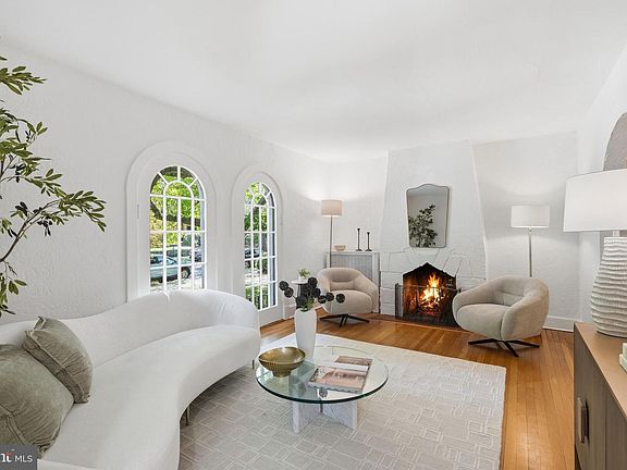 5th image of 3819 Veazey St NW