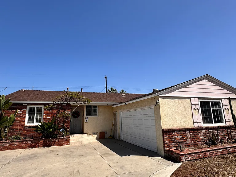 655 W Roberta Ave — Photo 1