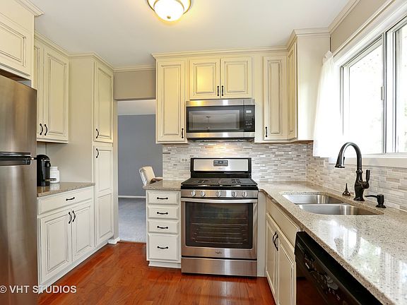 4th image of 2349 Goldfinch St