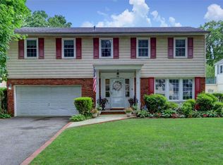 6 Transverse Rd, Garden City, NY 11530