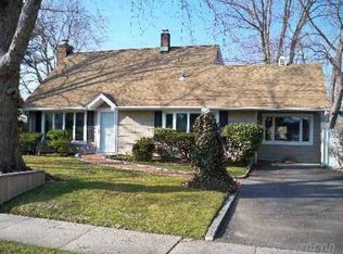 33 Peacock Ln, Levittown, NY 11756