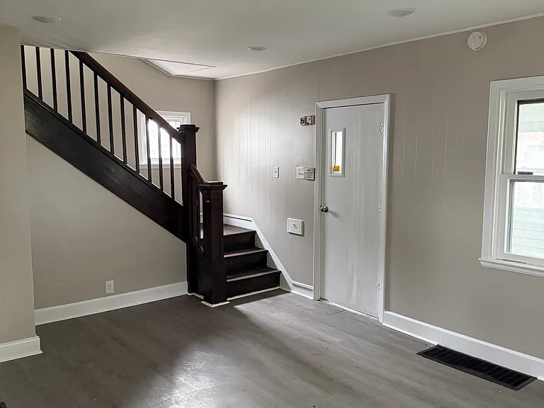 445 W 25th St — Photo 28