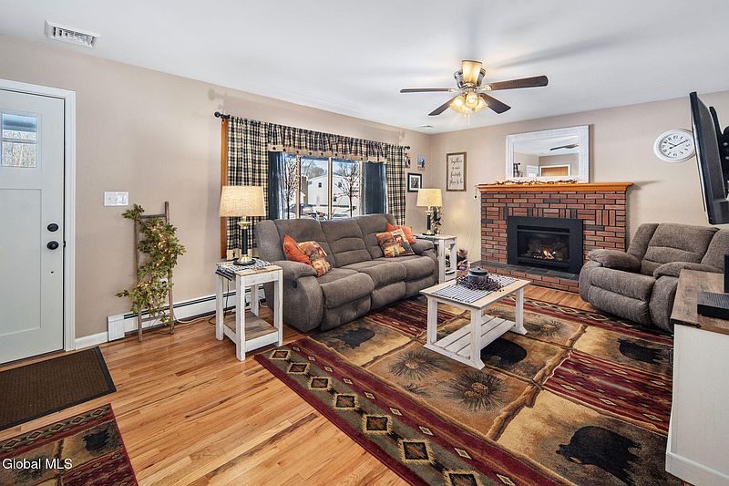 4th image of 437 E Lucille Lane