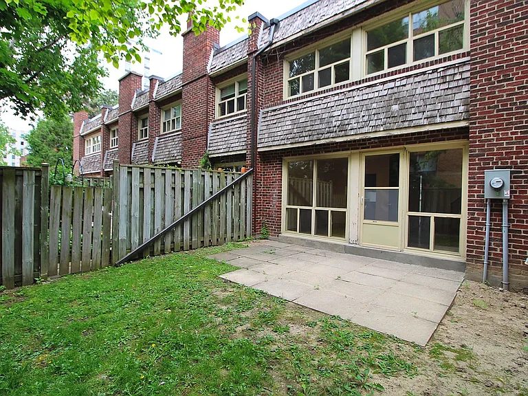 207 Davisville Ave — Photo 25