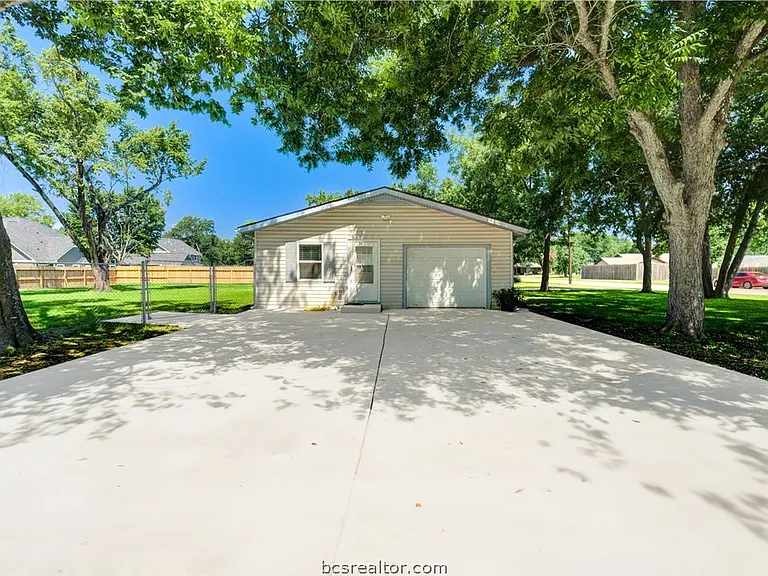 703 Horlock St — Photo 33
