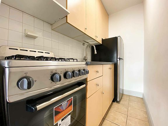 4th image of 43 W 68th St #4BL