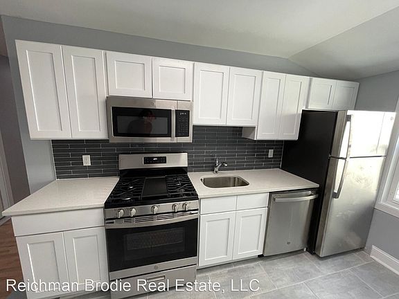 3rd image of 154 Hallock Ave #4