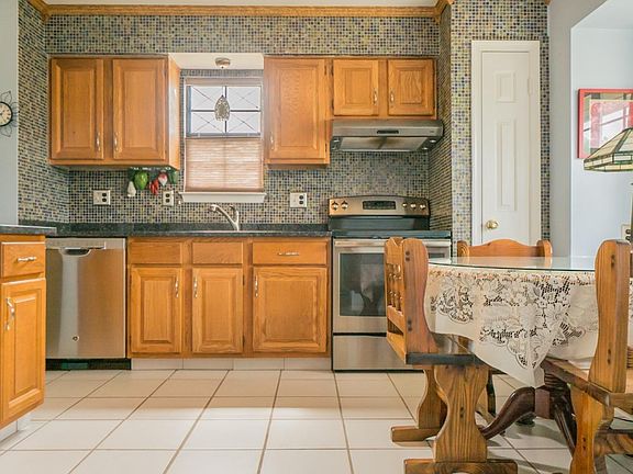 2nd image of 105 Saint Anns Ct