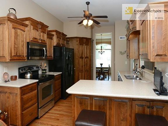 2nd image of 609 SW Wintergarden Dr
