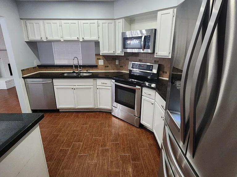 Upgraded kitchen with all kitchen appliances