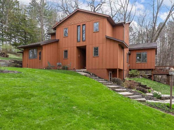 3889 Spring St NE, Solon, IA 52333