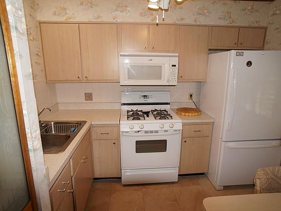 4th image of 1281 Mission Cir