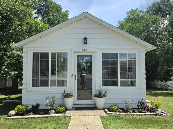 312 2nd St NE, Watford City, ND 58854