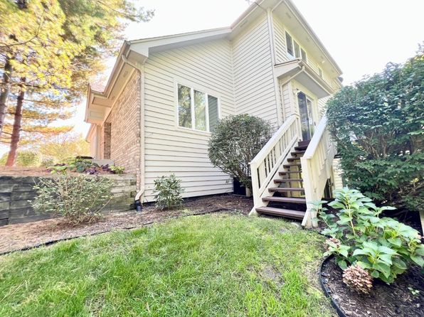 1058 Mission Hills Ct, Chesterton, IN 46304