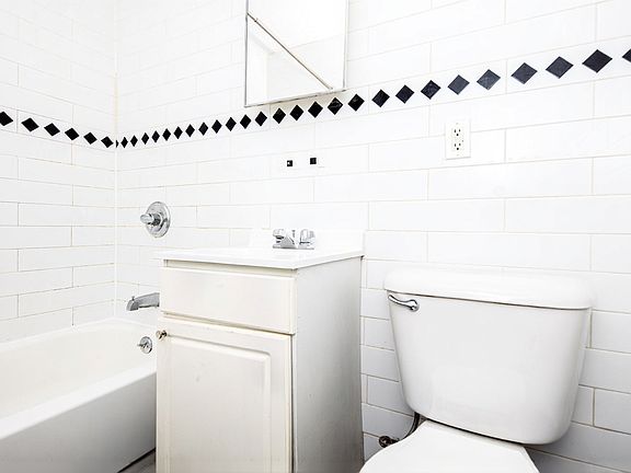 5th image of 218 Montrose Ave #2L