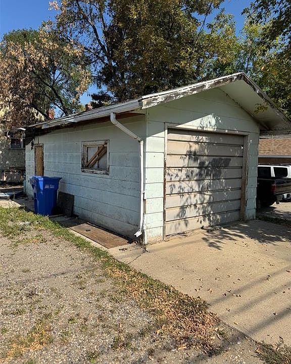 2nd image of 323 10th St E