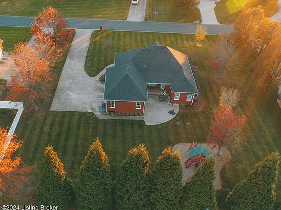 3rd image of 106 Four Seasons Dr