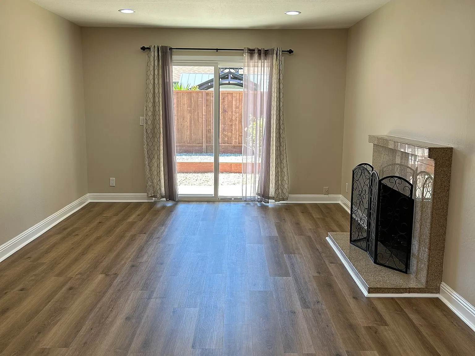 4 bed, 1600 sqft, $4,295 — Photo 4