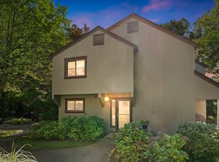8 Willow Ln #8, Avon, CT 06001