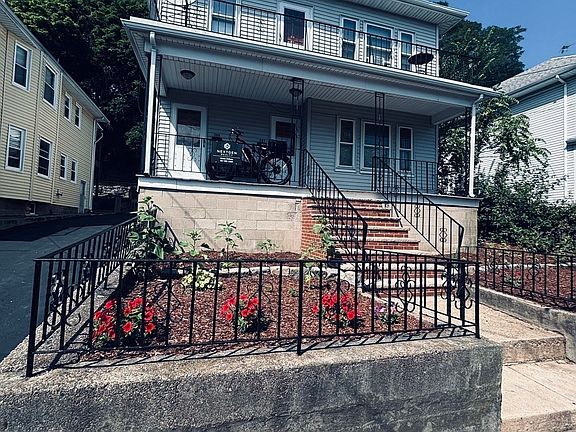 2nd image of 207 Gladstone St