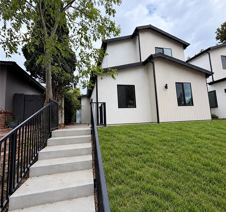 13205 Aetna St
