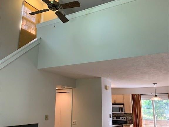 3rd image of 135 Burlington Oval Dr