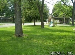 521 W Prairie St, Staunton, IL