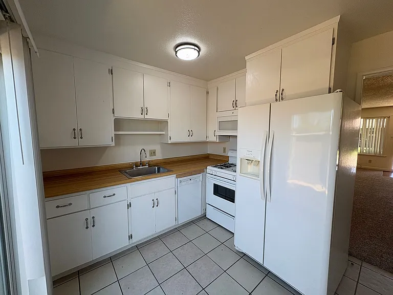 River's Bend Apartments - Orangevale 95662 — Photo 19