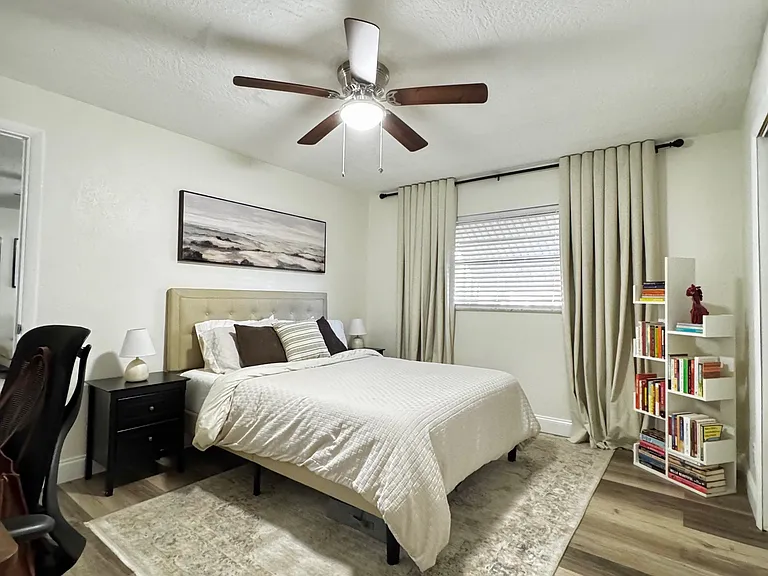 Second largest bedroom, with walk in closet
