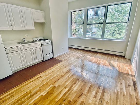 3rd image of 424 W 53rd St #2A