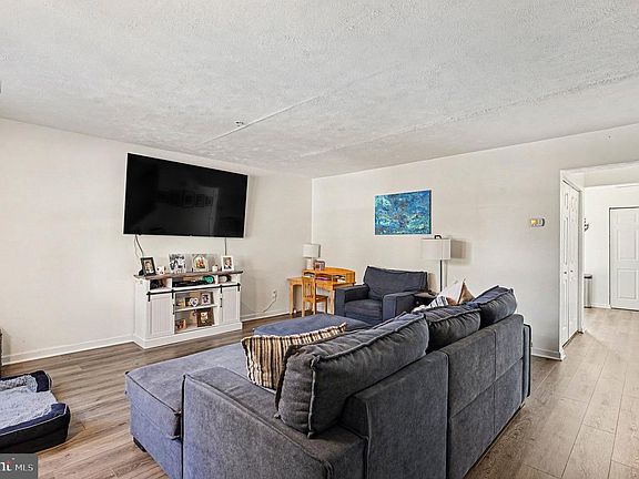 5th image of 35 Chartwell Ct