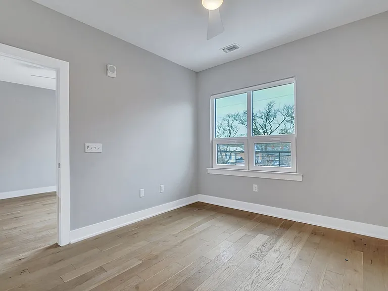 601 E 39th Street — Photo 24