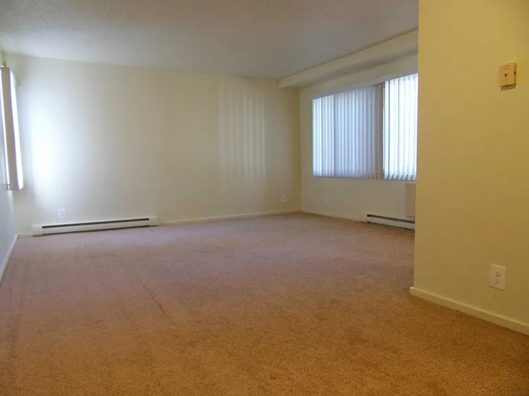Unit living room/dining room