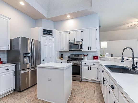 2nd image of 3916 Rolling Hills Dr