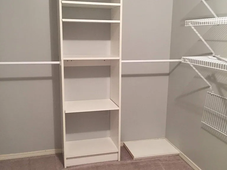 master bedroom walking closet.