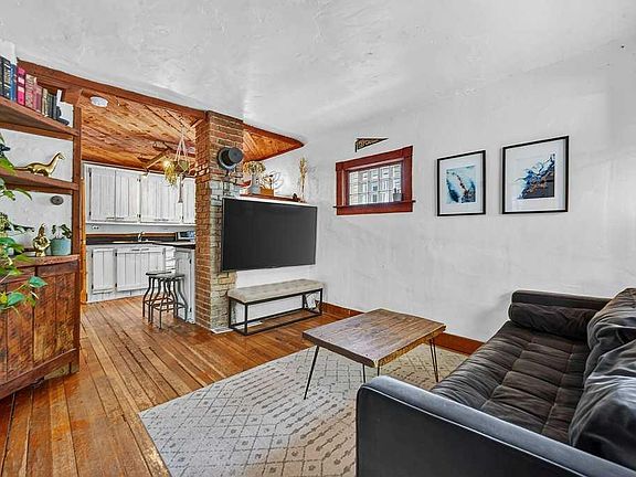 4th image of 303 N 27th Ave NE