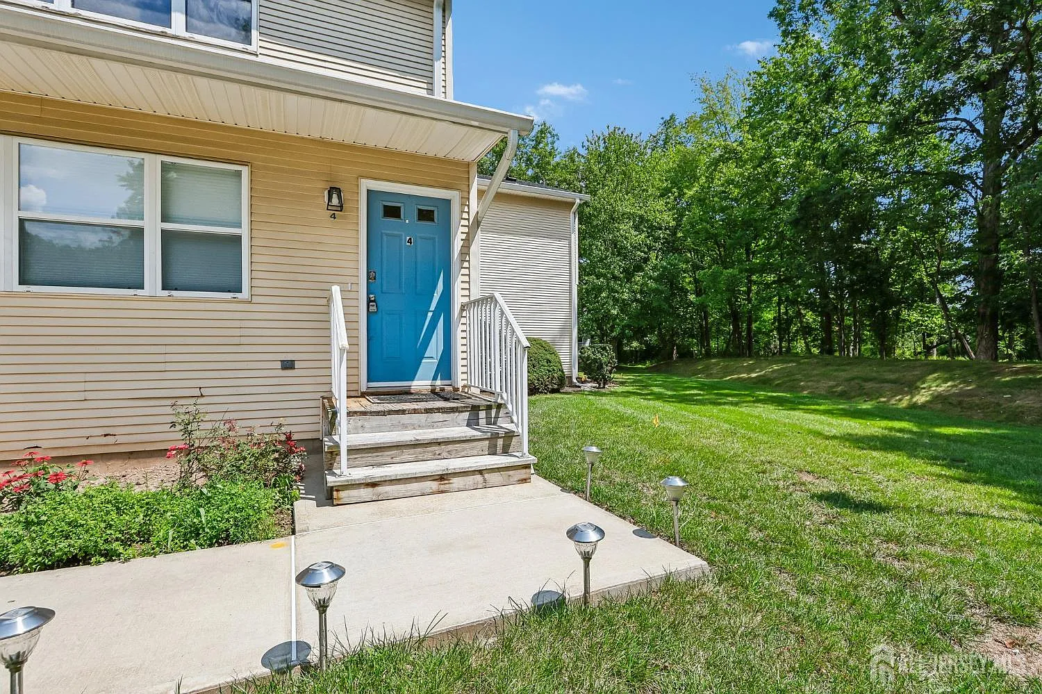 2 bed, 1.5 bath, 1082 sqft, $2,400 — Photo 2
