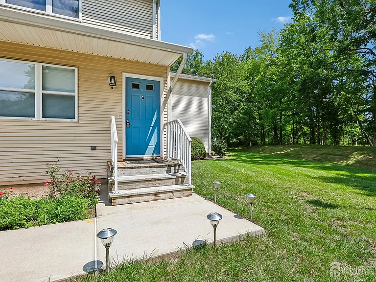 4 Chelsea Dr — Photo 2
