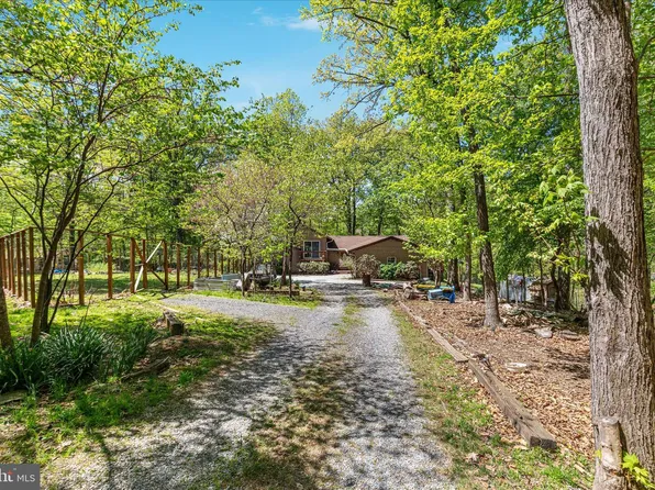 21 Chestnut Pl, Harpers Ferry, WV 25425
