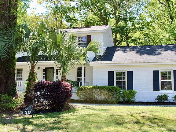 2nd image of 212 Blue Heron Dr