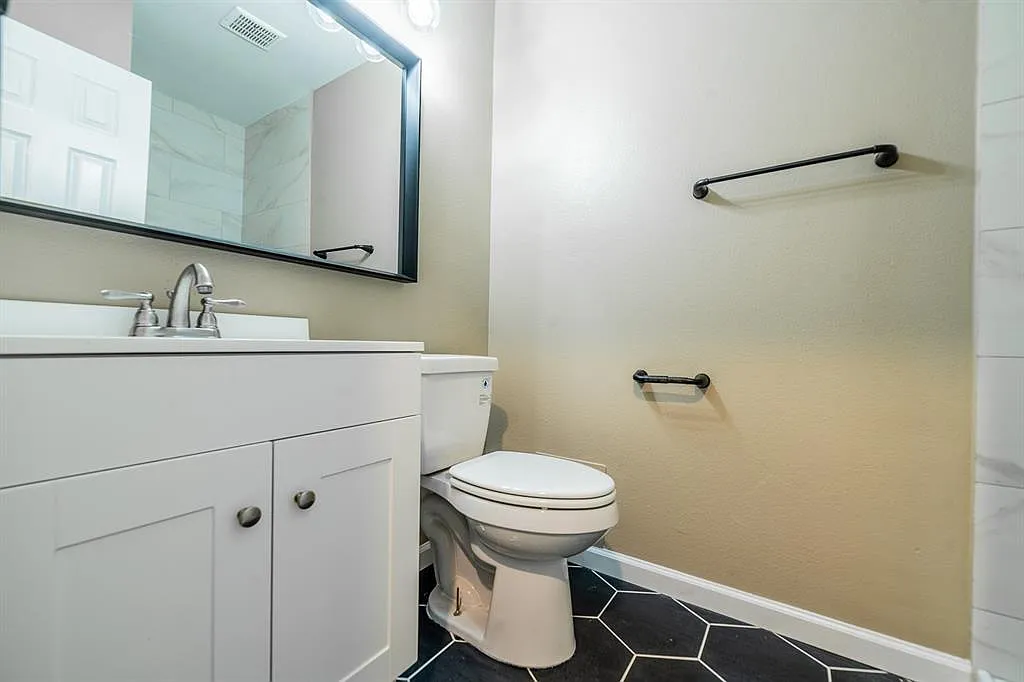 2 bed, 2.0 bath, 905 sqft, $2,050 — Photo 4
