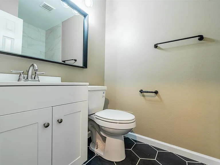 915 Sirocco Dr #B — Photo 4