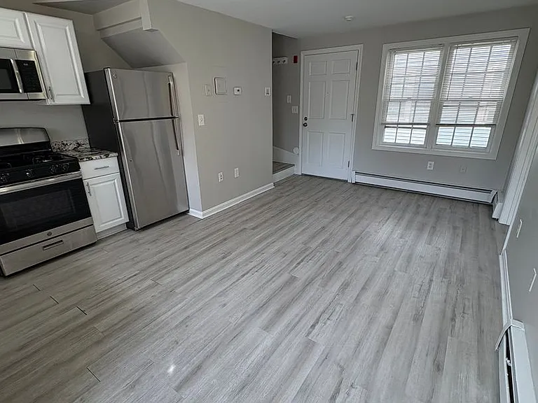 84 Cabot St — Photo 8