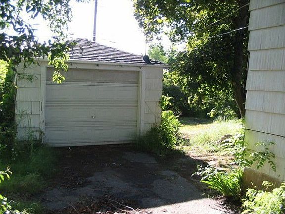 4th image of 2552 S Imperial St