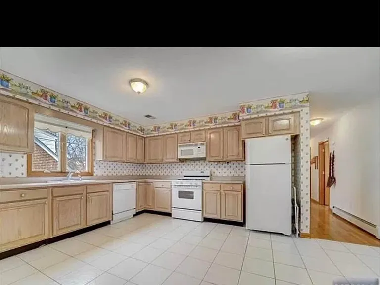 27 Arlington Blvd #2 — Photo 3