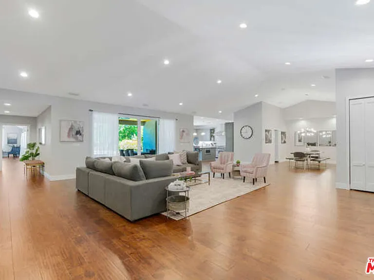 5907 Jumilla Ave — Photo 13