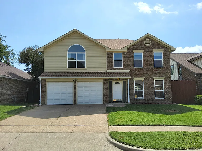 4672 Heatherbrook Ln — Photo 1